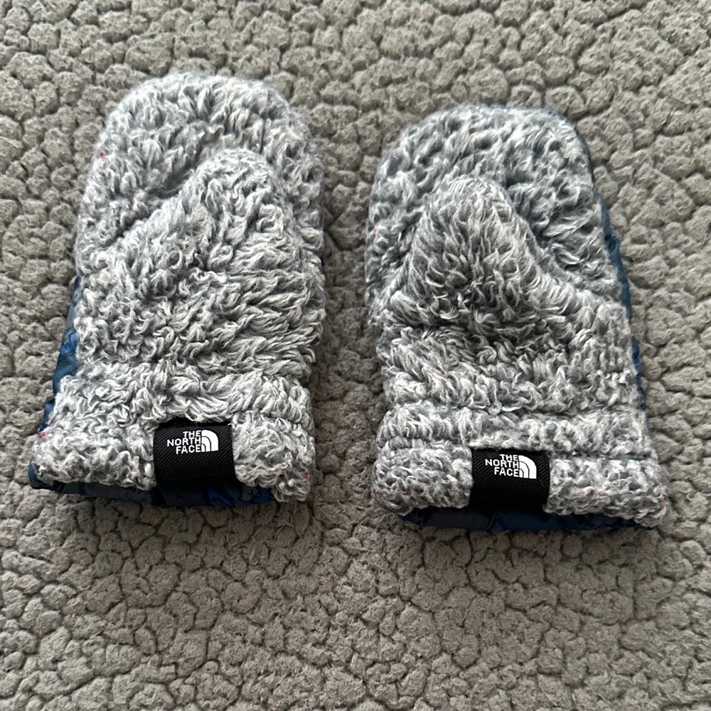 The North Face Kids Blue Camo Fleece Mittens